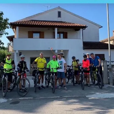 Aleksandar アパート *